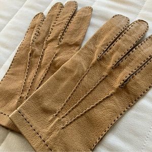 Gloves unlined/ tan/ soft and supple/needs minor stitching on thumb/ size 8 1/2